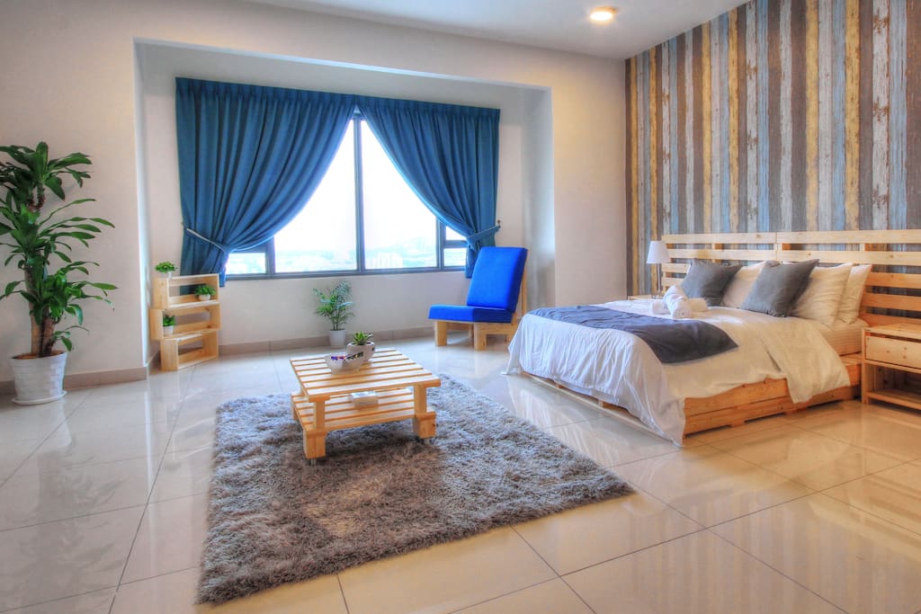 1 bright cosy bedroom with window.