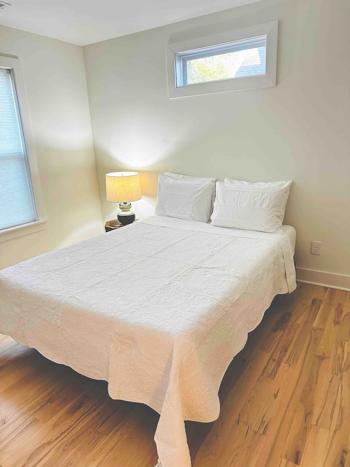 Chumba cha kulala cha wageni cha ghorofa (chumba 1 kati ya vyumba 2 vya kulala vya wageni kwenye ghorofa ya juu) - kimeunganishwa na chumba kingine cha kulala cha wageni na bafu la "Jack & Jill". 