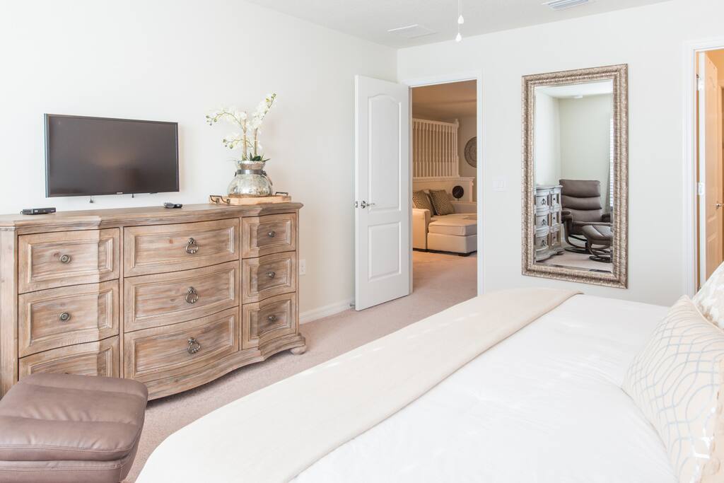 Bedroom 3 (Master Suite - upstairs)