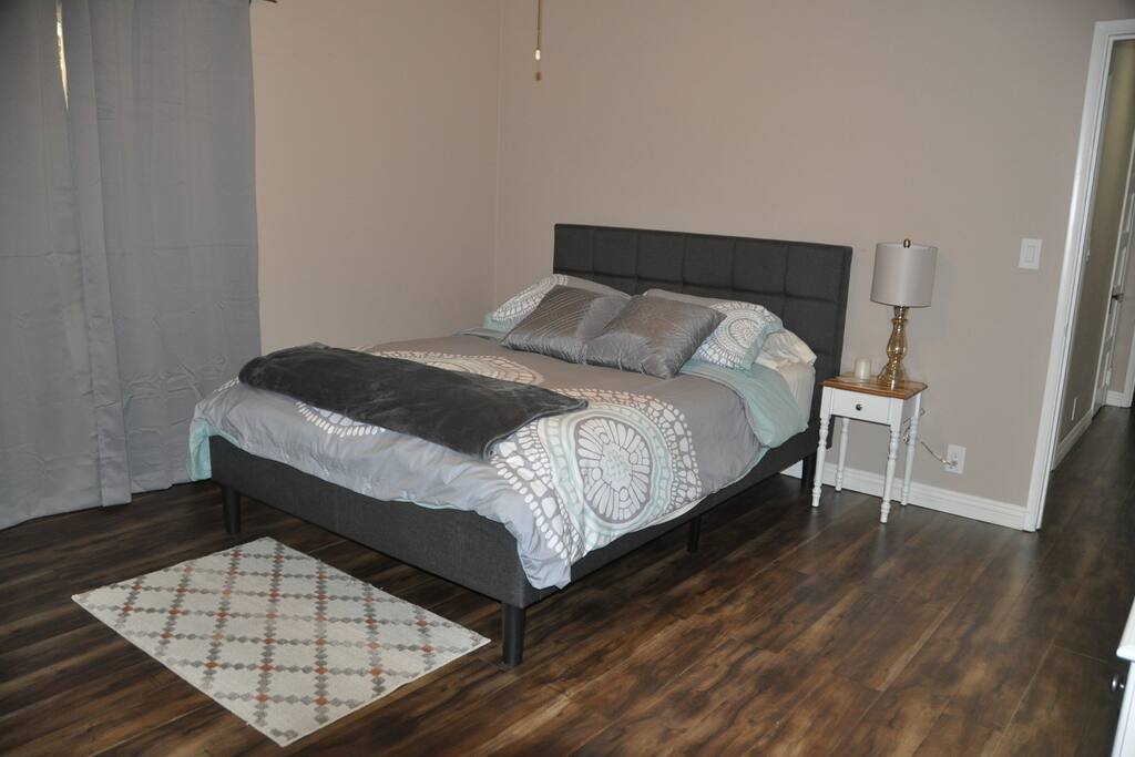 Bedroom 1 Queen bed