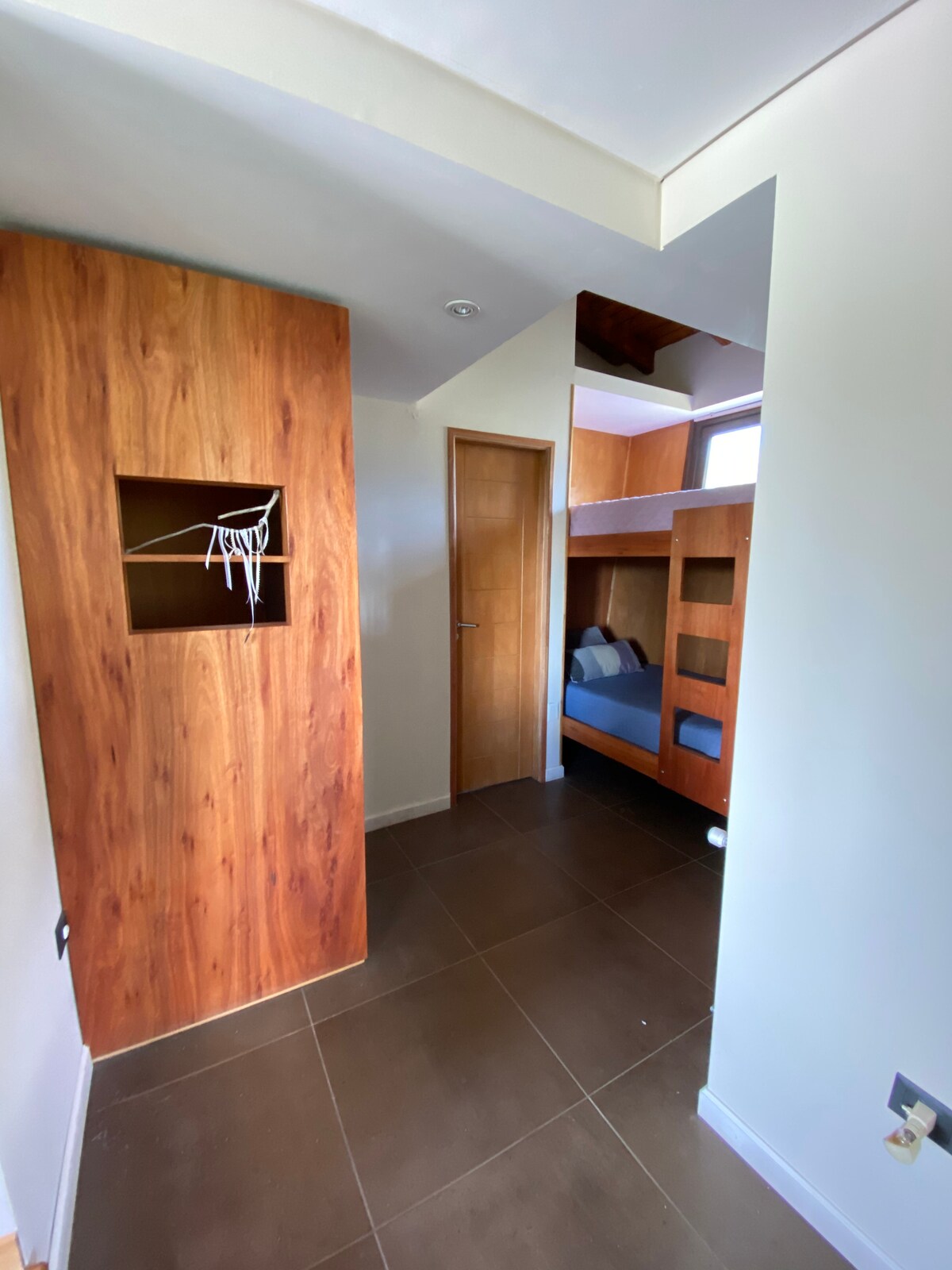 Oblasť lôžok. Má 2 veľké a pohodlné postele plus 1 námestie.