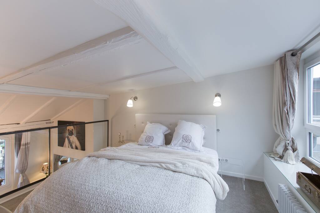Lit King Size et Chambre Lumineuse