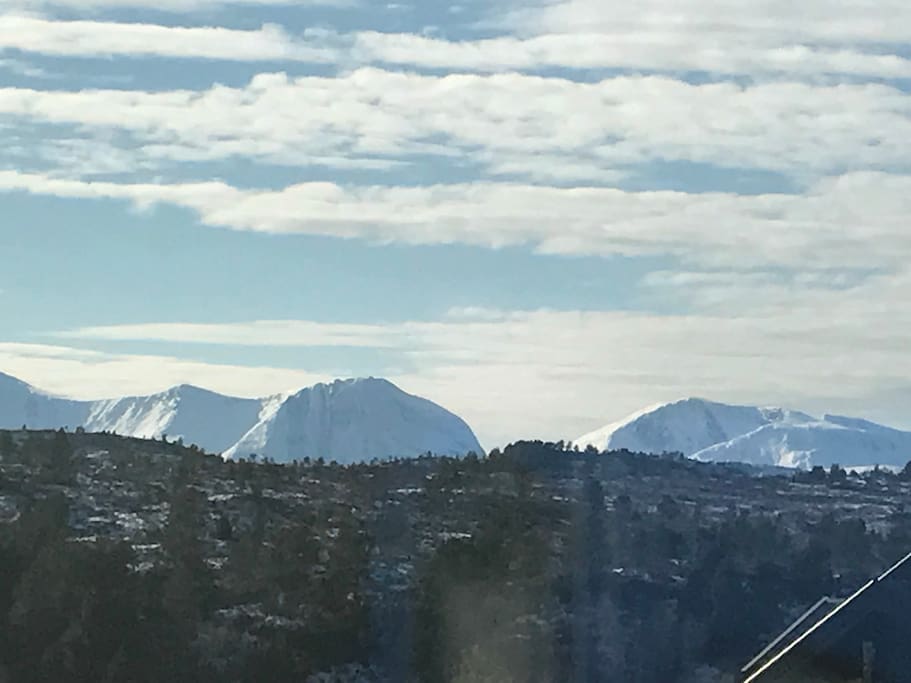 En av utsiktene fra hytta, tustastabbene, populært fjellturmål