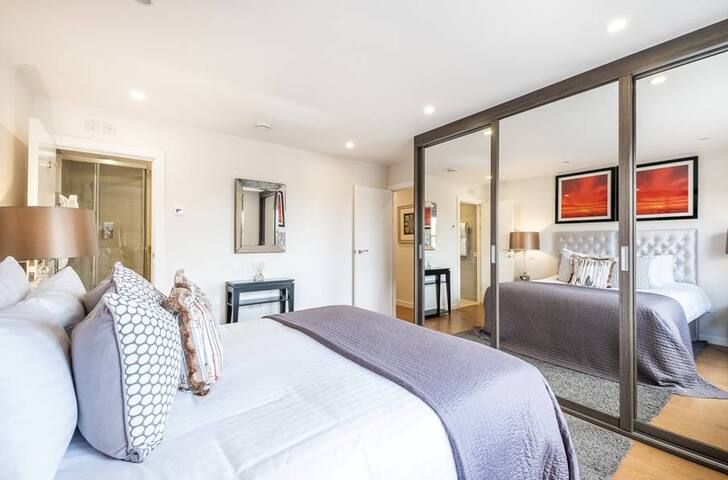 Luxury 2 bed 2 bath Penthouse in Kensington gallery image 5