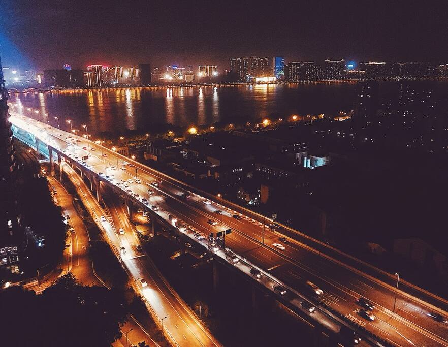 大落地窗晚上夜景