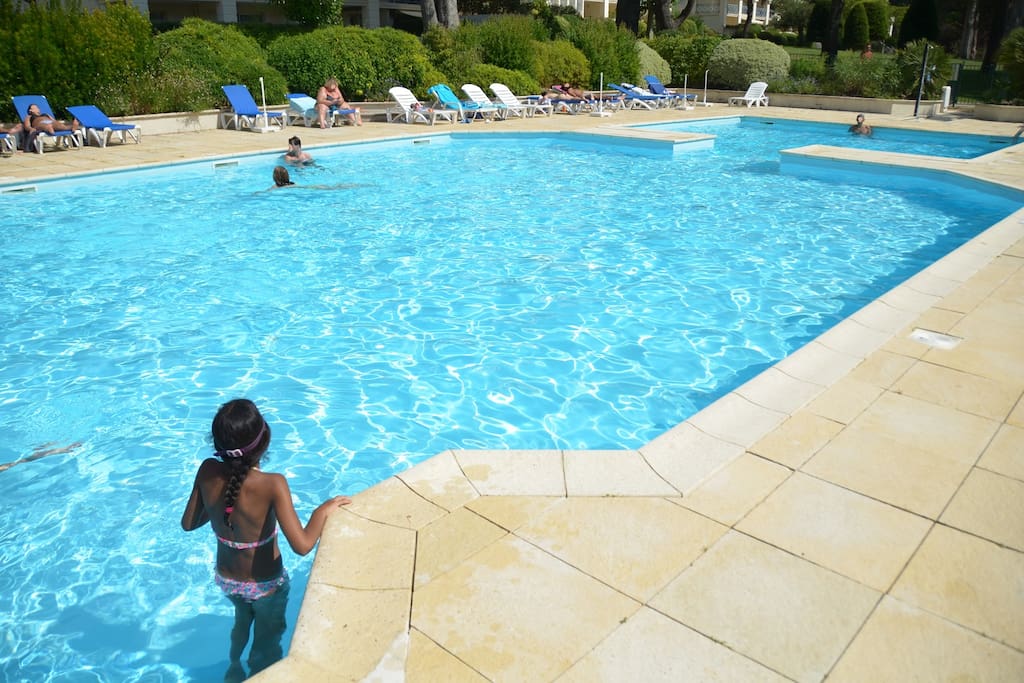 L'un des 3 bassins de la piscine de la résidence