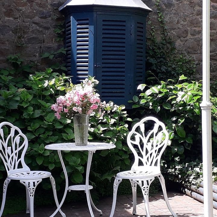 Вашата тераса, килерът – храненето е от края на XVIII в., в него има малка микровълнова печка и тостер 