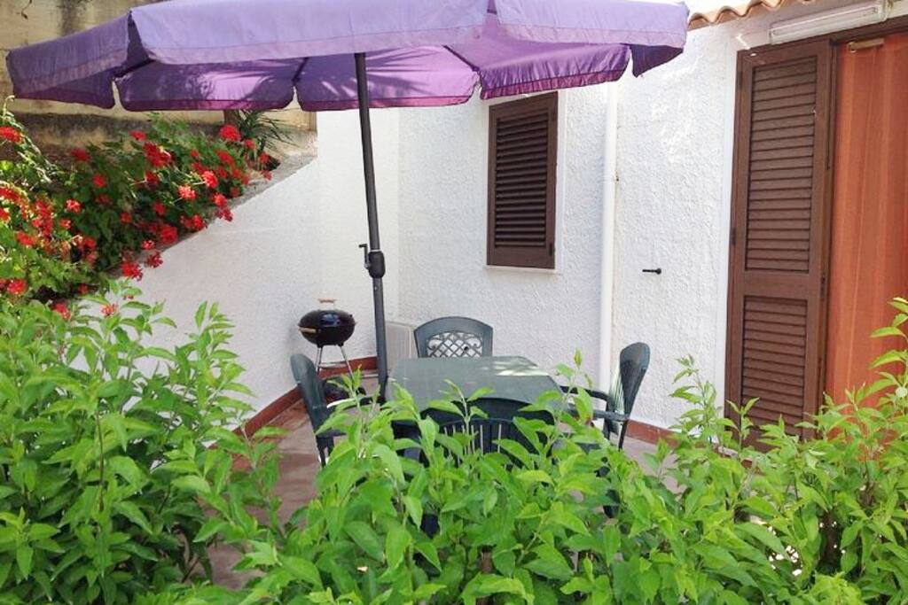 ***ITA***
All'esterno, la casa è servita da una veranda immersa nel verde.
Troverete, a vostra completa disposizione, un piccolo barbecue, oltre che tavolo e sedie per potervi rilassare durante il pasto.
***ENG***
Outside there is a veranda deep by the green.
You will find all you need to have a relaxing meal: a little barbecue, table, chairs and an umbrella.