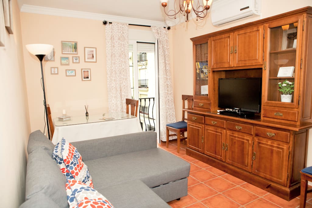 Salón-comedor con balcón. Bastante luminoso. Cuenta con televisión, aire acondicionado, mesa de comedor y sillas | Living room. Quite bright. It has TV, air conditioning, dining table and chairs.