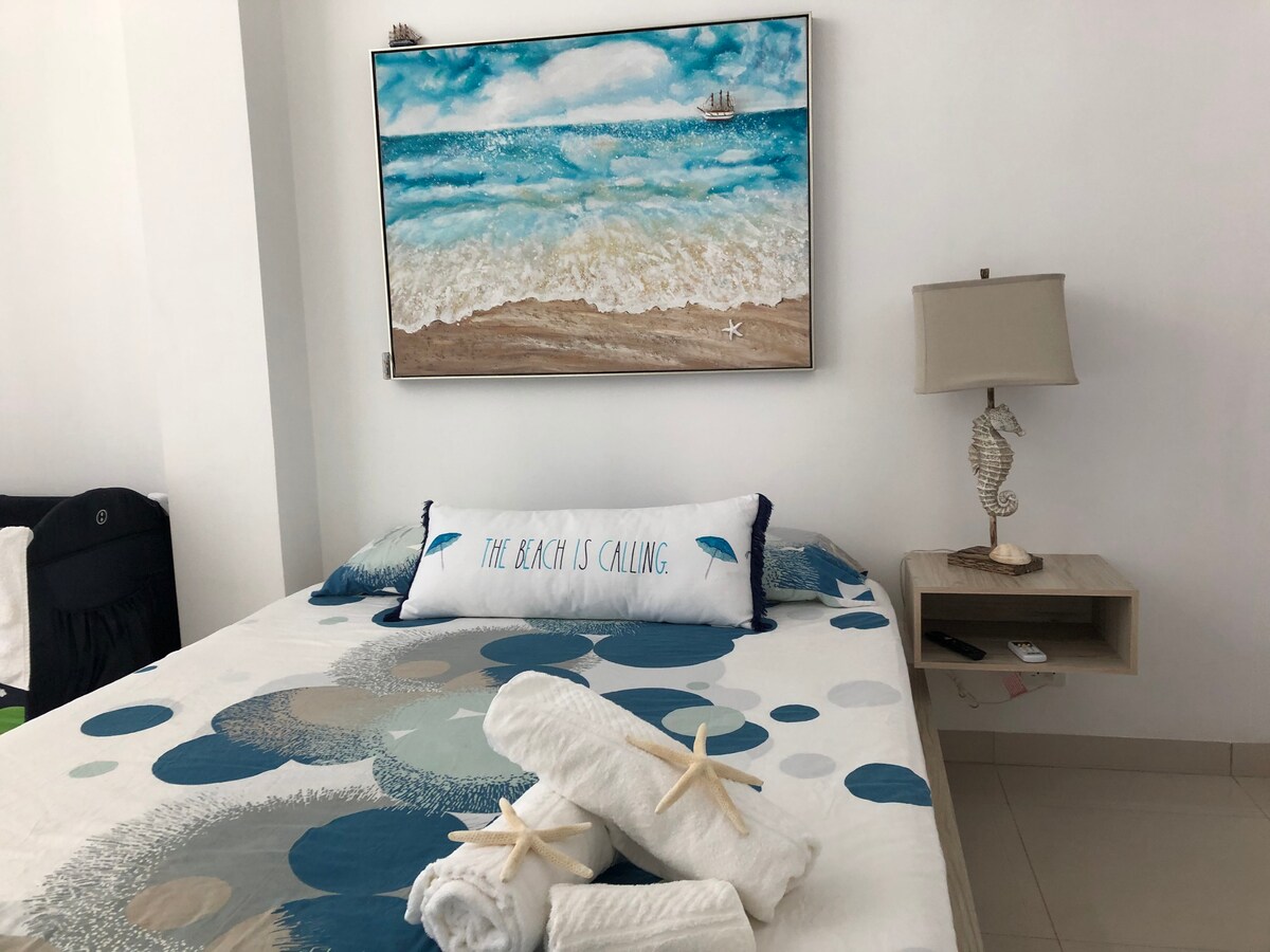 ملاءات سرير كوين مريحة من القطن ووسائد ناعمة ، لقضاء ليلة مريحة  
لديه إمكانية الوصول إلى الفناء