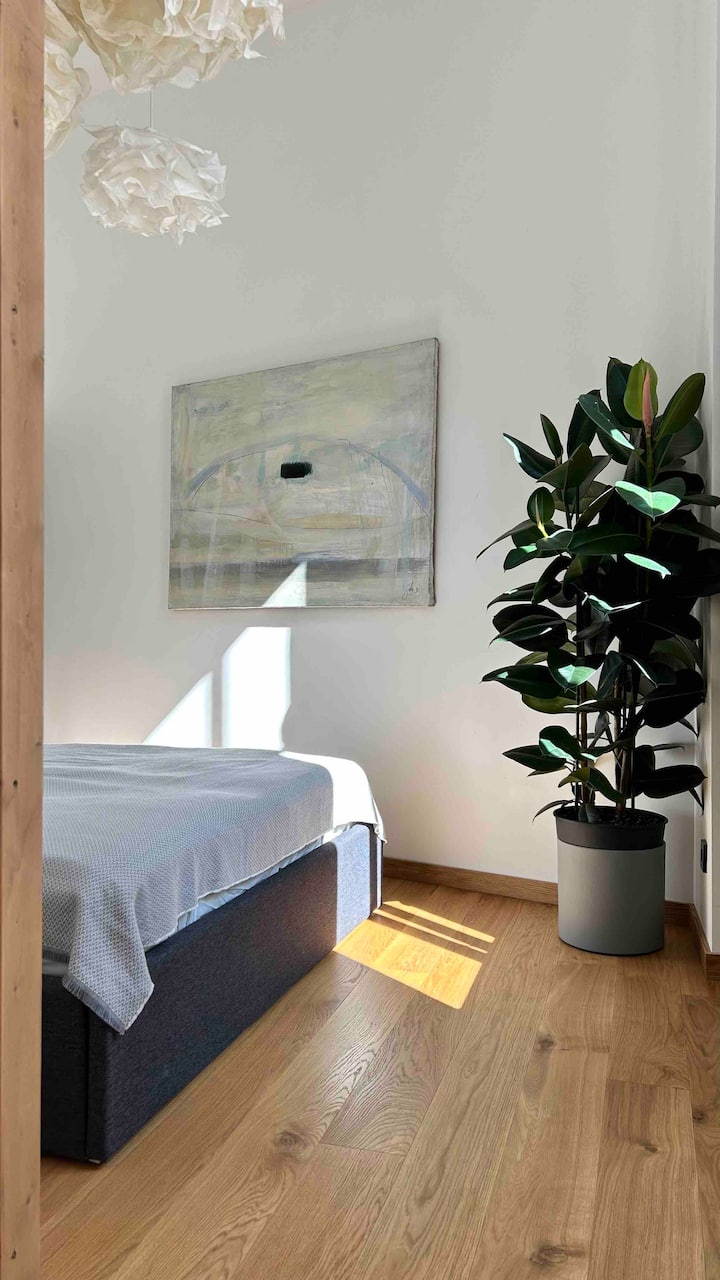 חדר שינה מעוצב לשינה רגועה בלילה.