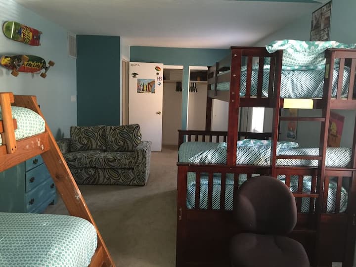 Habitación con literas: dos literas con cama completa en la parte inferior y individuales en la parte superior.