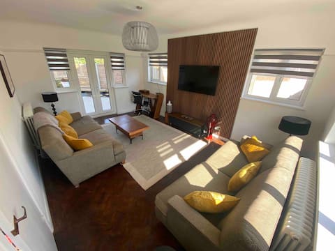 Top Airbnb: Luxury Whole House - Excellent Parking in Gravesham