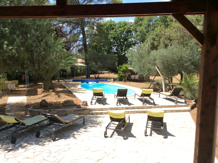 de multiples chaises longues et un très grande terrasse aménagée
