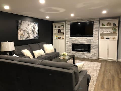 Top Airbnb: Modern one bedroom suite five minutes from the 401 in London