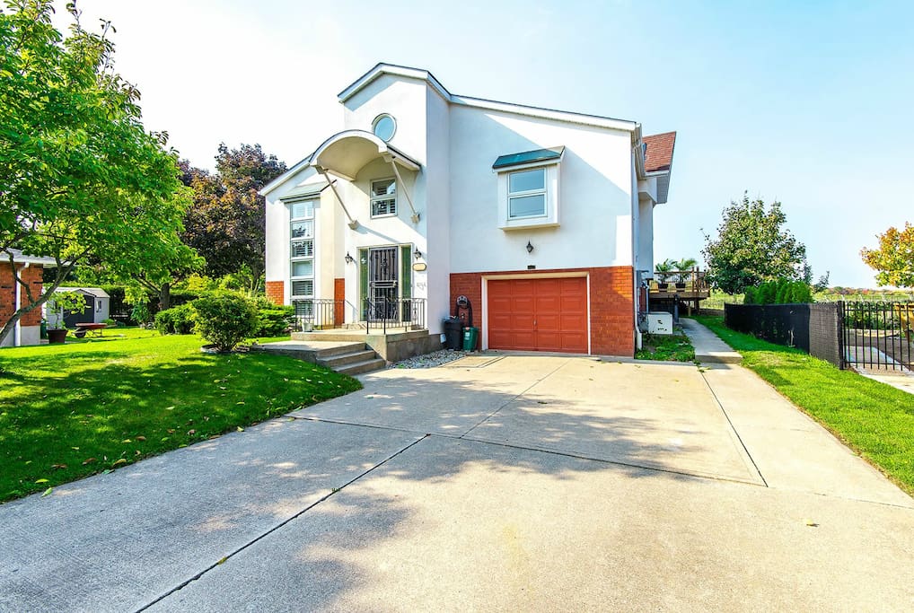 A truly unique home close to town and wineries, with generous parking space for multiple vehicles