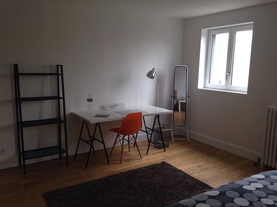 Coin bureau dans la chambre.