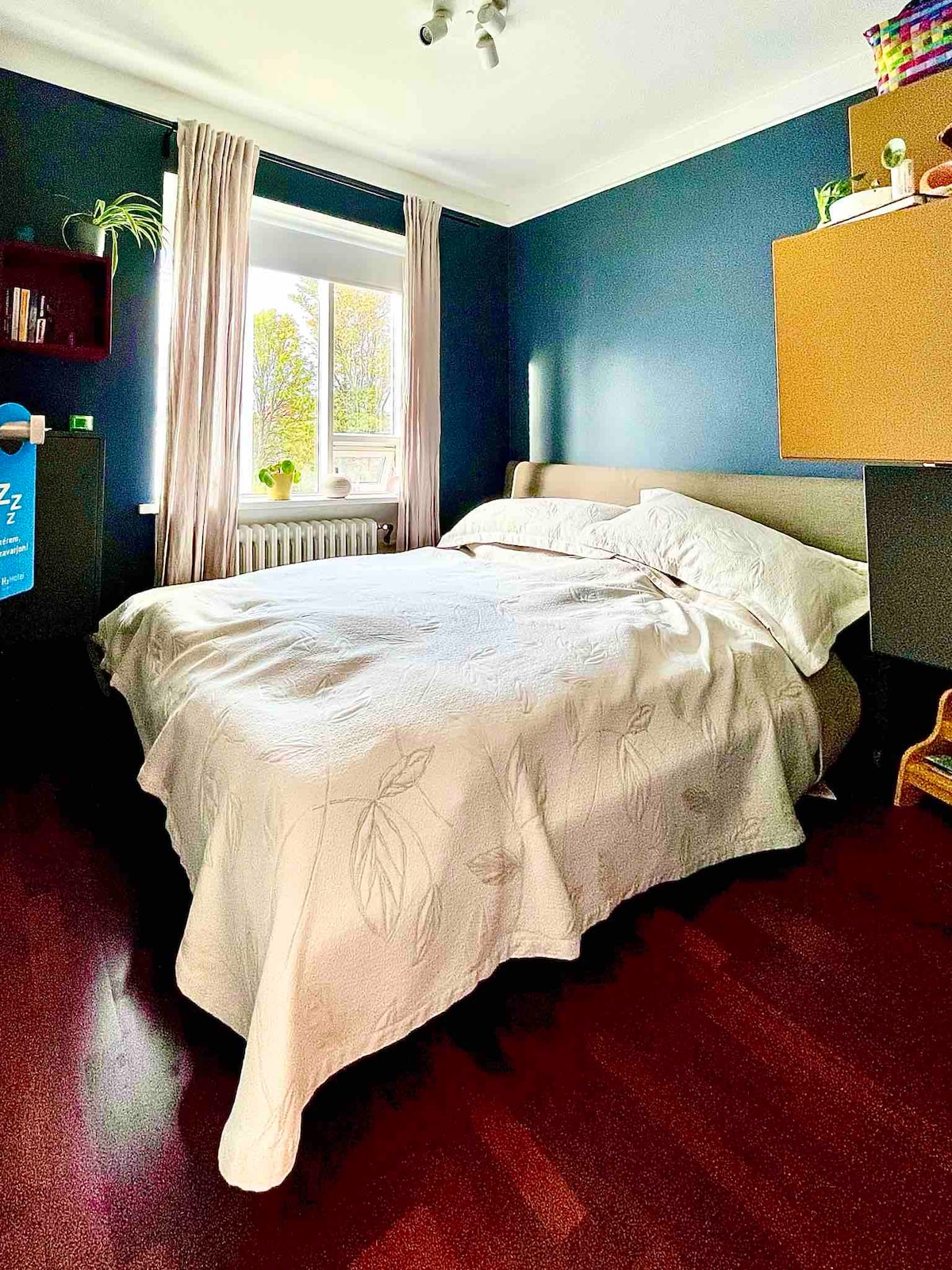 Главната спална соба. 

Кога станот бил изграден, вообичаено беше повеќето домаќинства да имаат дополнителна спална соба во која може да се влезе од ходникот. Овие соби најчесто се користат за изнајмување на морнари или за посета на семејство од село. 