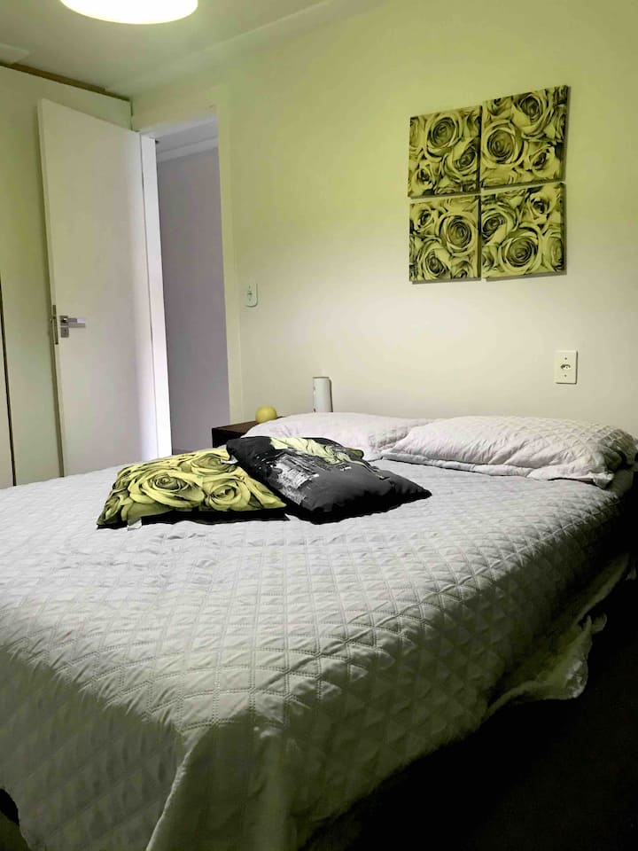 جناح في الطابق العلوي، مع سرير مزدوج مع مراتب بونيل مع مراتب زنبركية جيب وأغطية مرتبة معقمة دائمًا. مكيف هواء مقسم. ستارة تعتيم 