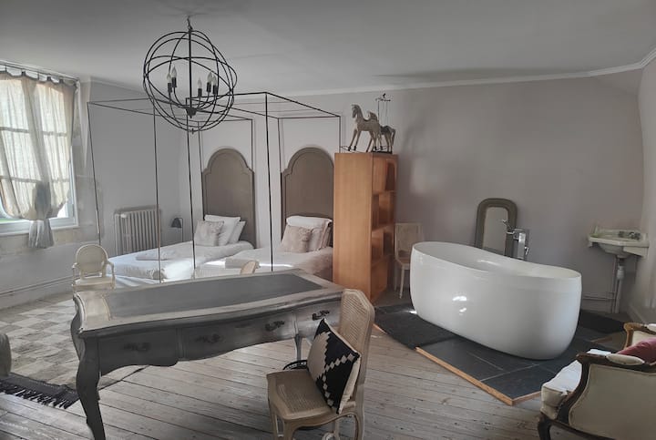 Საძინებელი 4
მე-2 სართული საოჯახო ოთახი 
2 ერთადგილიანი საწოლი 1 ორადგილიანი საწოლი