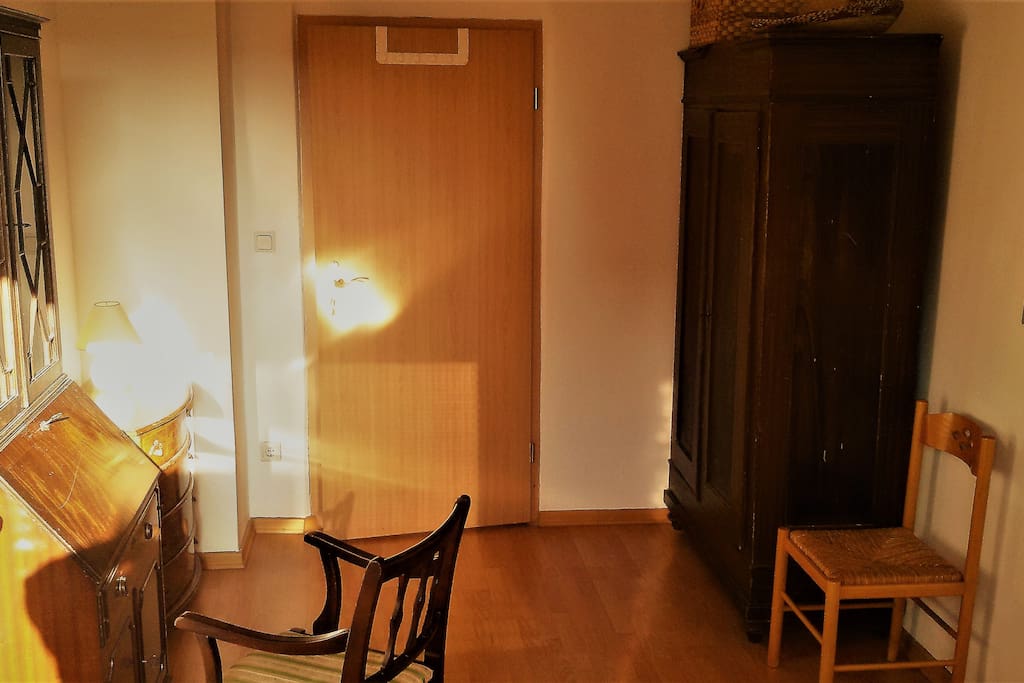 Zimmer mit Sekretär und Kleiderschrank