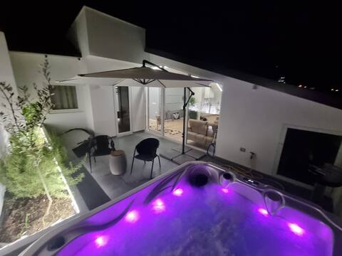 Luxe Penthouse Heated Jacuzzi-spa BBQ & views