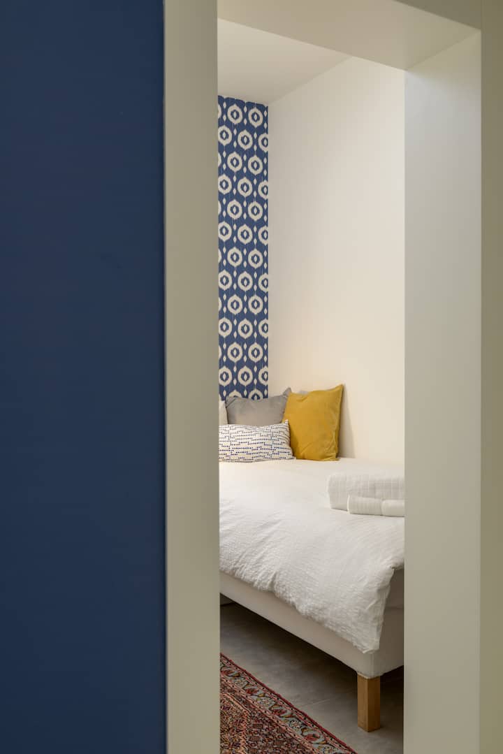 躲到第二间卧室