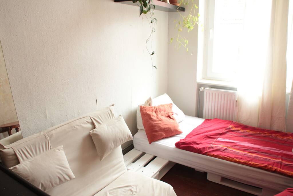 Bett und Klappmatratze