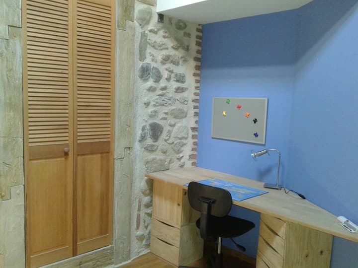 ห้องนอน 2: ห้องทำงานและตู้เสื้อผ้าขนาดเล็ก