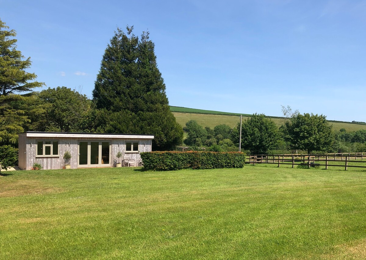 Kingfisher Lodge with Private Riverbank Houses for Rent in Cruxton