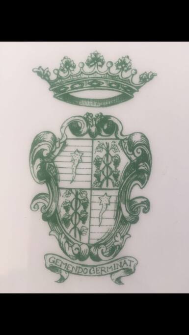 Stemma nobiliare appartenente alla proprietà