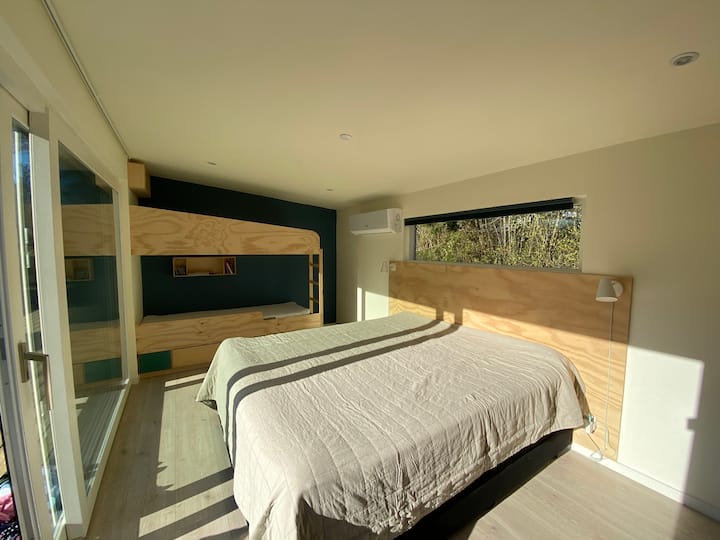 Mkwe, kitanda cha ghorofa chenye nafasi ya watu wawili na kitanda cha watu wawili. Kiambatisho hiki kinafikika ikiwa utaweka nafasi kwa zaidi ya watu wawili. 