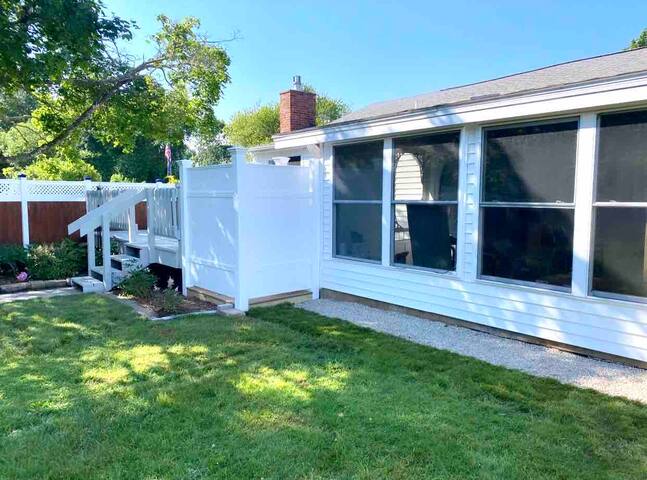 WALK to Seawall/Restaurants! All the amenities! gallery image 3