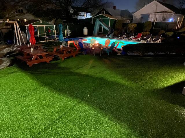 HUGE POOL ! HOT TUB 3 min to downtown 12 bed gallery image 3