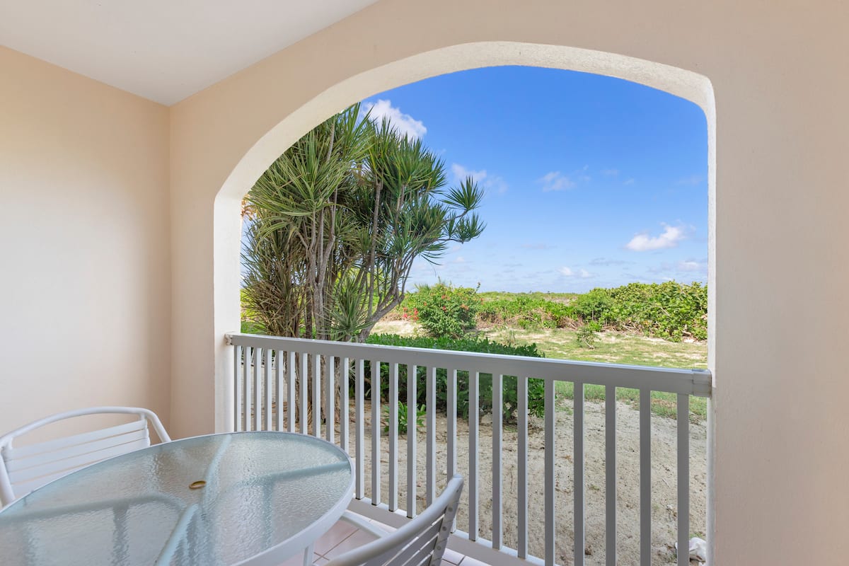 1 bdrm sleeps 3 great rates ground floor pool,