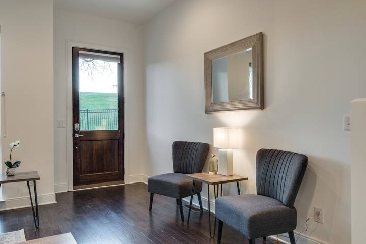 A1/A2) 2 Attached GULCH Homes – 8BR/8BA gallery image 5