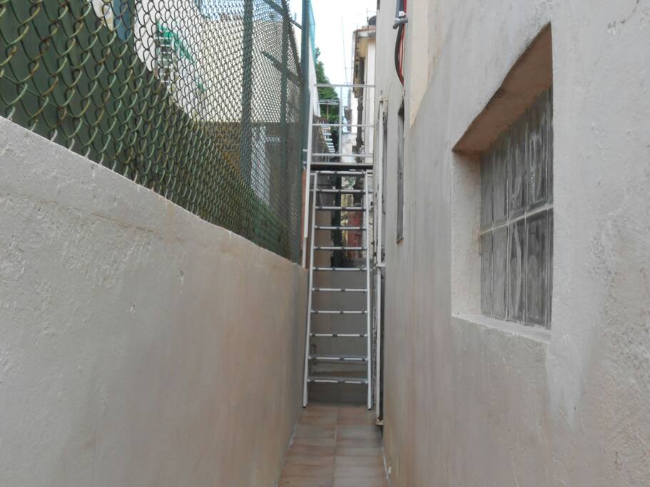 Escalera de entrada a la habitación .