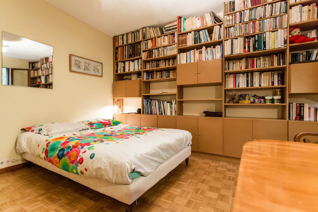 Chambre avec lit cofortable avec bureau