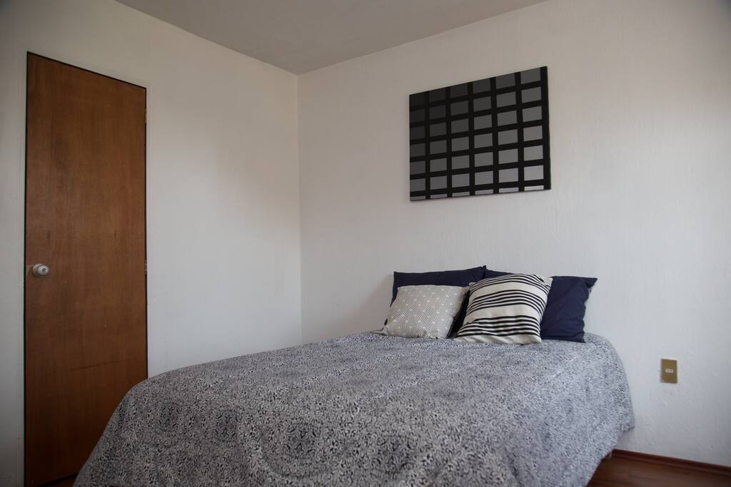 Cuarto / Room.
Cama Matrimonial, Baño privado en la habitación, cortinas opacas.