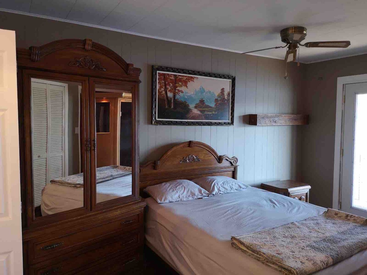 חדר שינה ראשי עם חדר רחצה וסאונה צמוד 