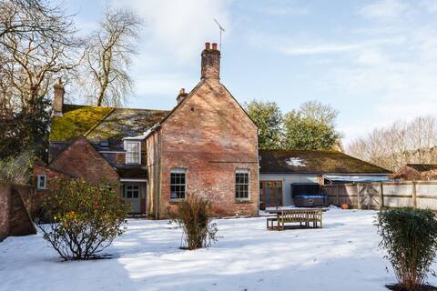 Beautiful Georgian Gate House sleeps 16