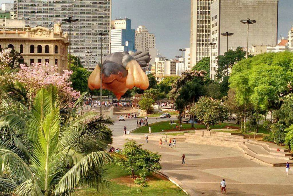 Vale do Anhangabau. Centro Cultural Banco do Brasil. Centro Cultural dos Correios. Praça das Artes. Galeria do Rock. Edificio Martineli. 5 minutos caminhando.