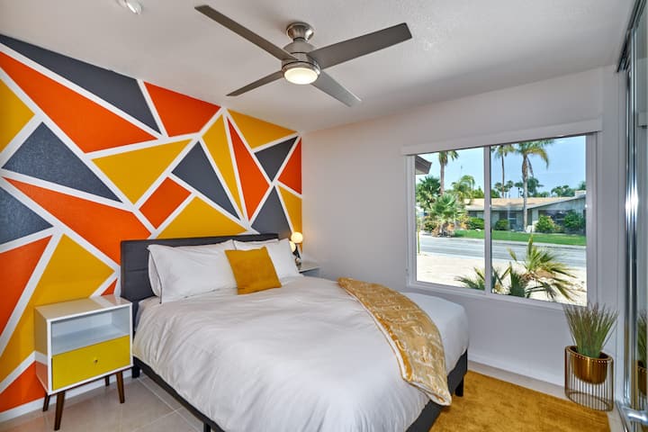 标准双人床。记忆泡沫床垫。房间遮光窗帘。空调。吊扇。带衣架和行李架的衣柜，方便您使用。床头柜上的多端口USB手机充电站