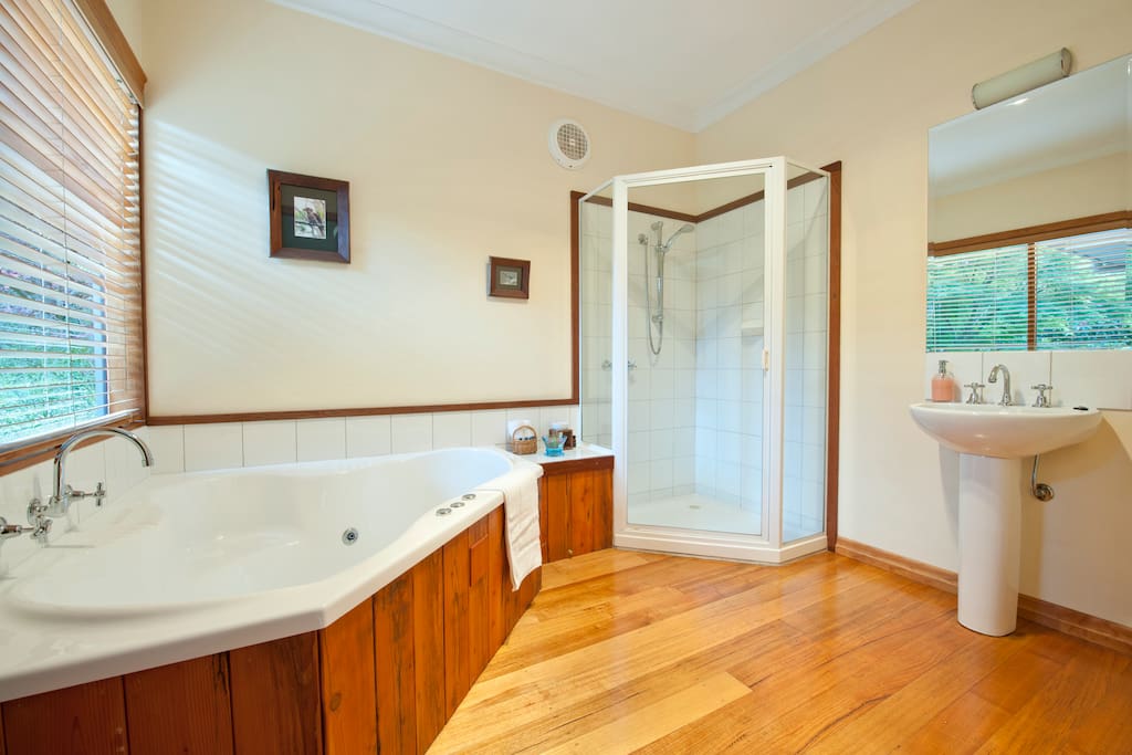 Spa bath, Mountain Ash cottage