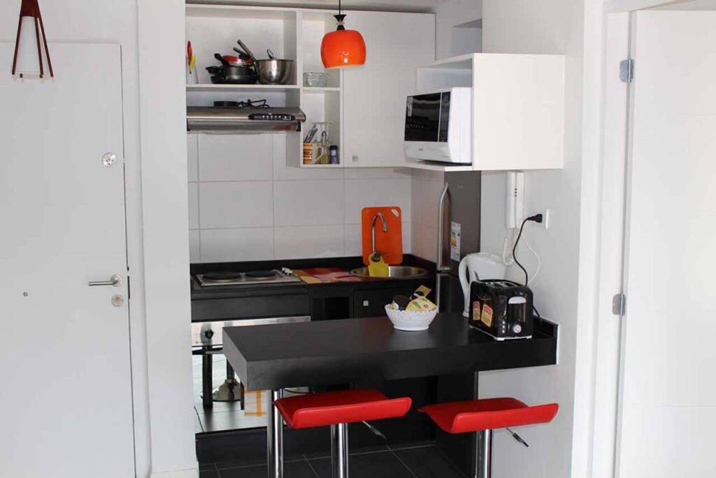 Fully equiped kitchen with full fridge/cooler, microwave, water boiler, coffee maker and bread toaster, among others!
