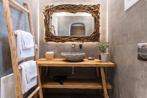 Popular Airbnb listing: Secret Garden Apartments #6 Mykonos town in Περιφερειακή Ενότητα Μυκόνου