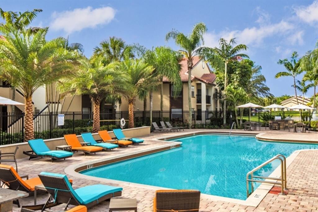 Pool Lounge