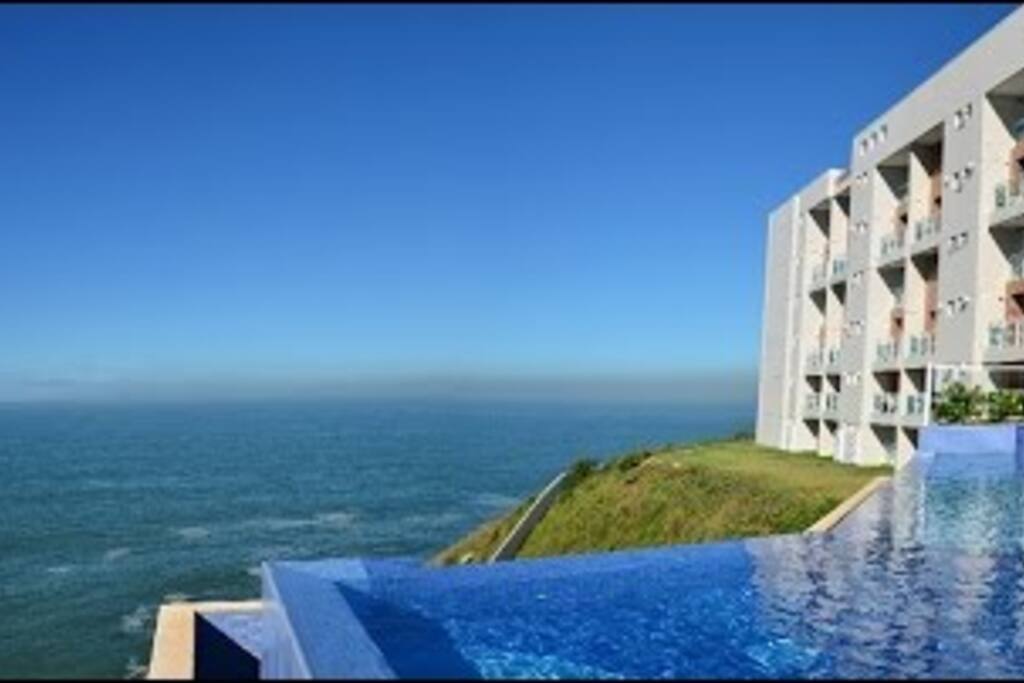 Piscina com borda infinita