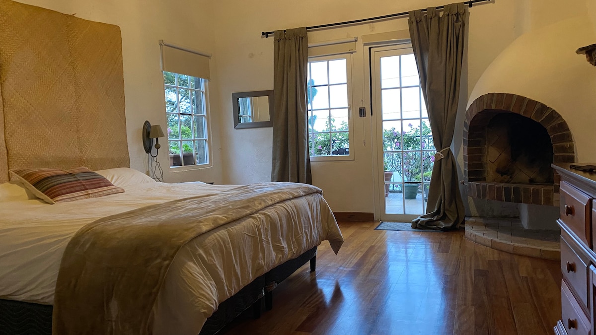 Основна стая - суперголямо двойно легло - С камина . Балкон с изглед към вулканите . 