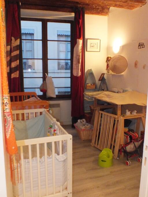 chambre enfants - 2 lits barreaux + 1 lit pliable. 2 pots, 1 barrière, 2 réhausseurs, table à langer, jouets.